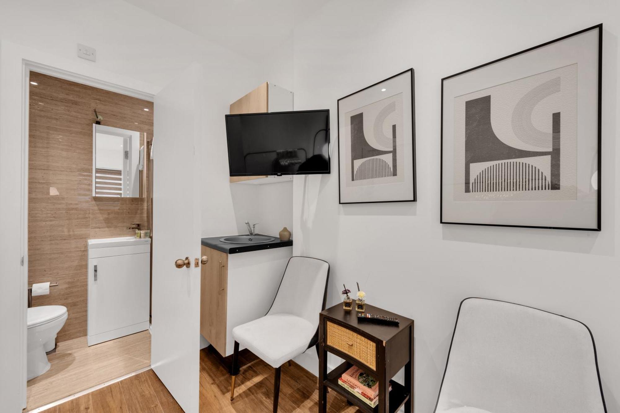 Petite Bliss, Charming Hideaway Hanwell